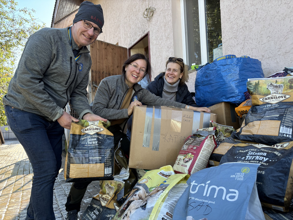 Hundmat levereras till hundstallet, donerat av Er via Team Solros