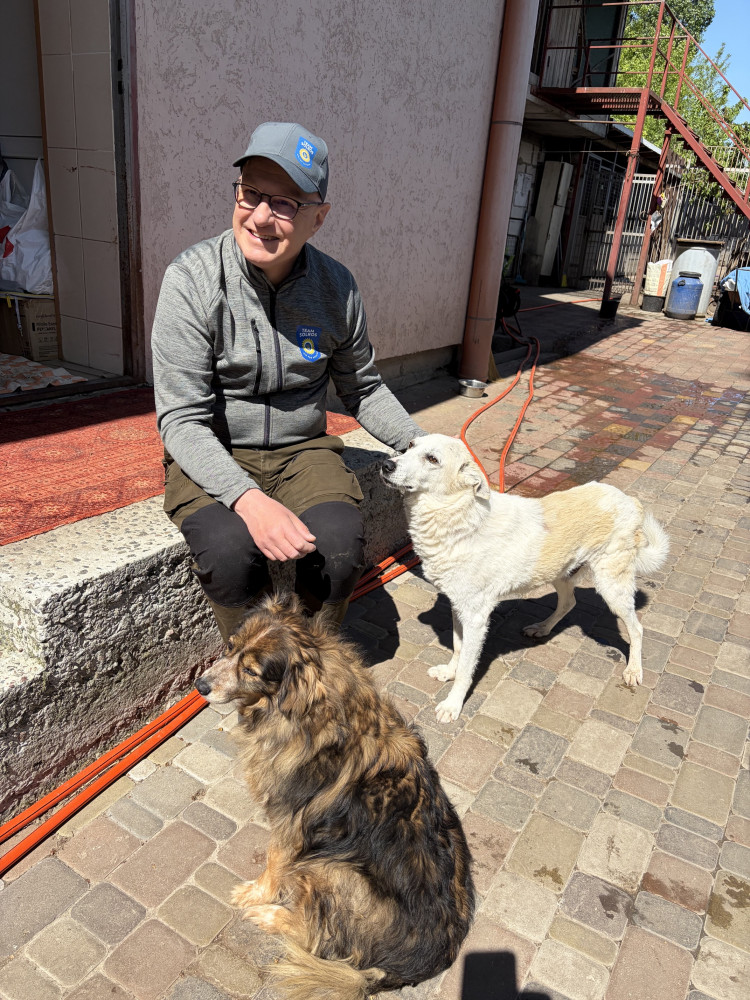 Kyjiv, hundstallet får hjälp, tack vare Era donationer via Team Solros