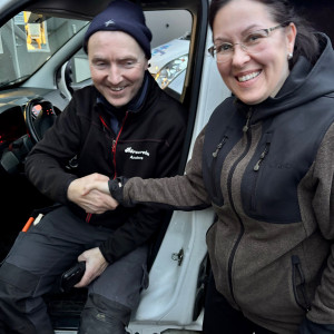 Marju tackar Anders för en generös gåva