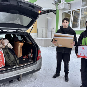 Här lastas datorer, leksaker mm