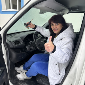 Olena, chefen för centret tackar för bilen