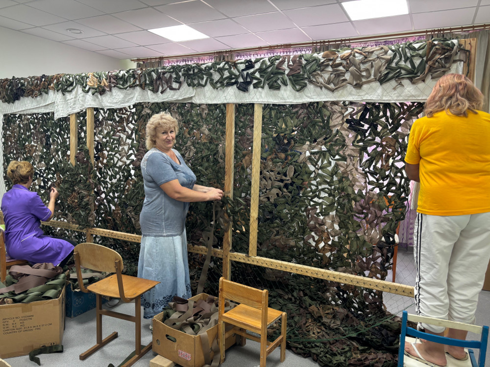 Tillverkning av kamouflagenät i Tjernihiv, donerat av Er via Team Solros