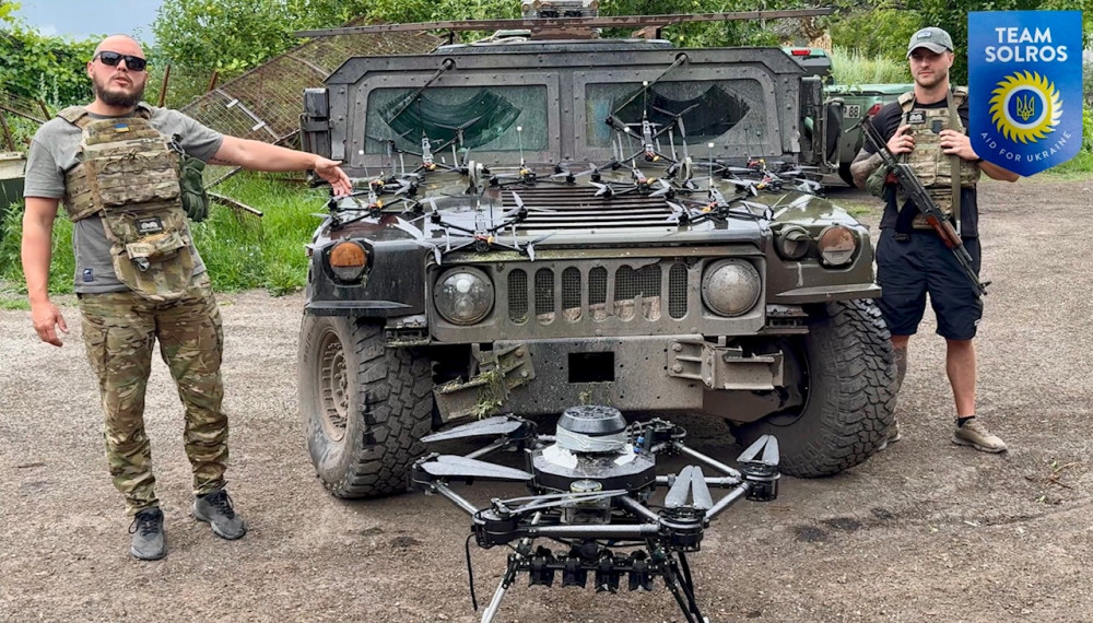 Soldater med drönare donerat av Er genom Team Solros