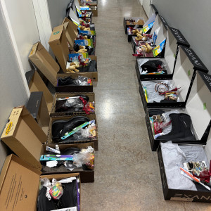 Skor och godis paketeras