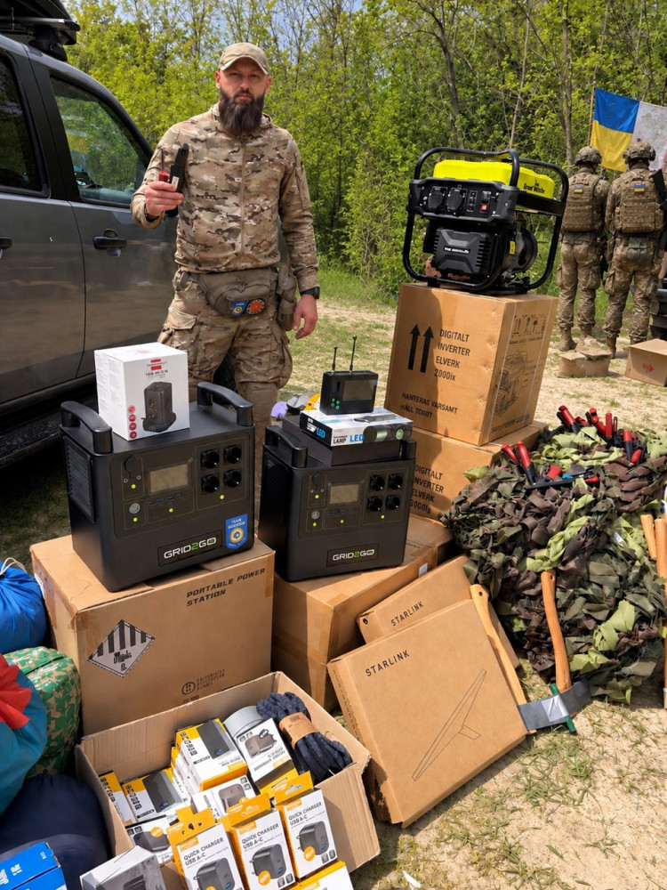 Sumy, soldat med powerstationer och annan utrustning, donerat av Er