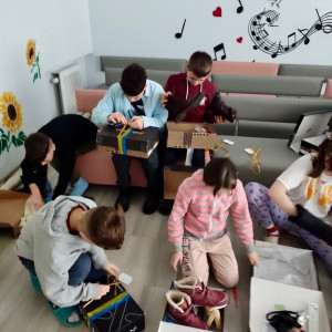 Skor o godis framme i barnhem - stor glädje